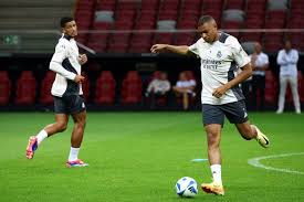 今年夏天切, 们在马贝拉, 他还主动要 今年夏天切, 们在马贝拉, 他还主动要